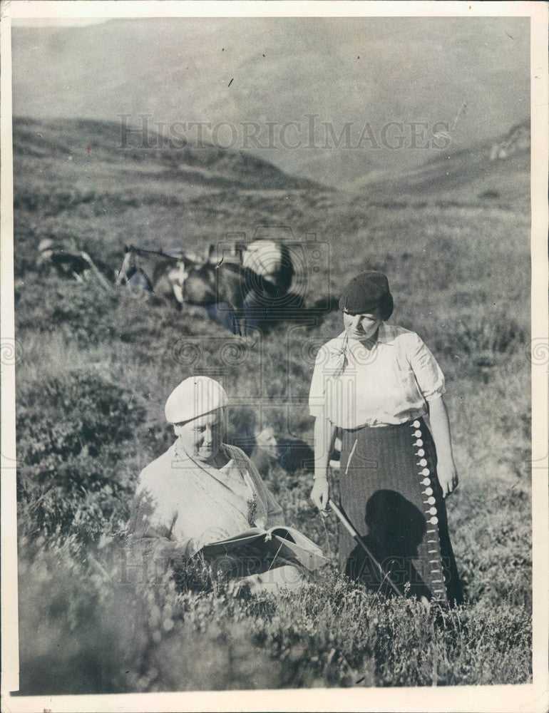 1948 Holland Queen Wilhelmina &amp; Princess Juliana in Scotland Press Photo - Historic Images