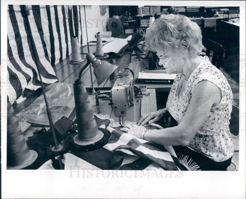 1979 Detroit, Michigan Betty Jenssen Sewing American Flags Press Photo - Historic Images