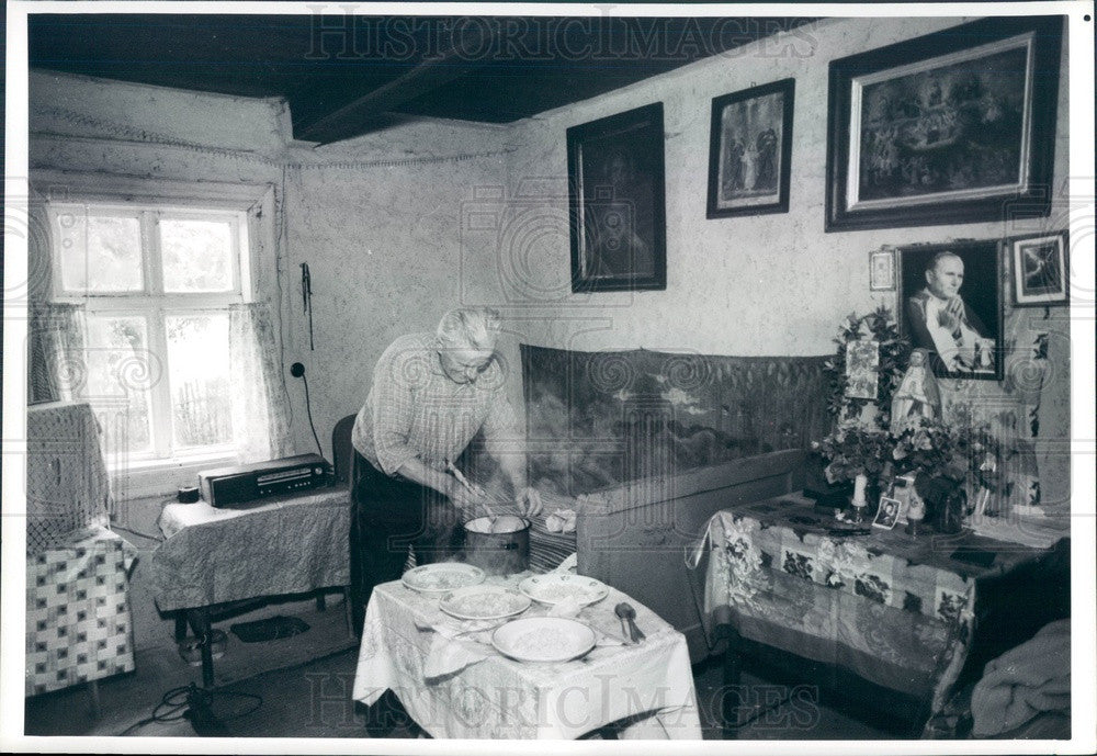 1989 Polish Farmer Prepares Lunch Near Family Shrine Press Photo - Historic Images