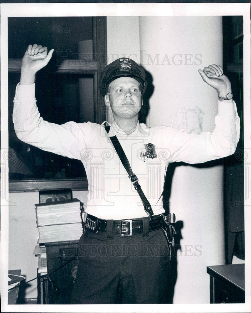 1966 Detroit, Michigan Patrolman Dennis Wojtalewicz, Bank Holdup Press Photo - Historic Images