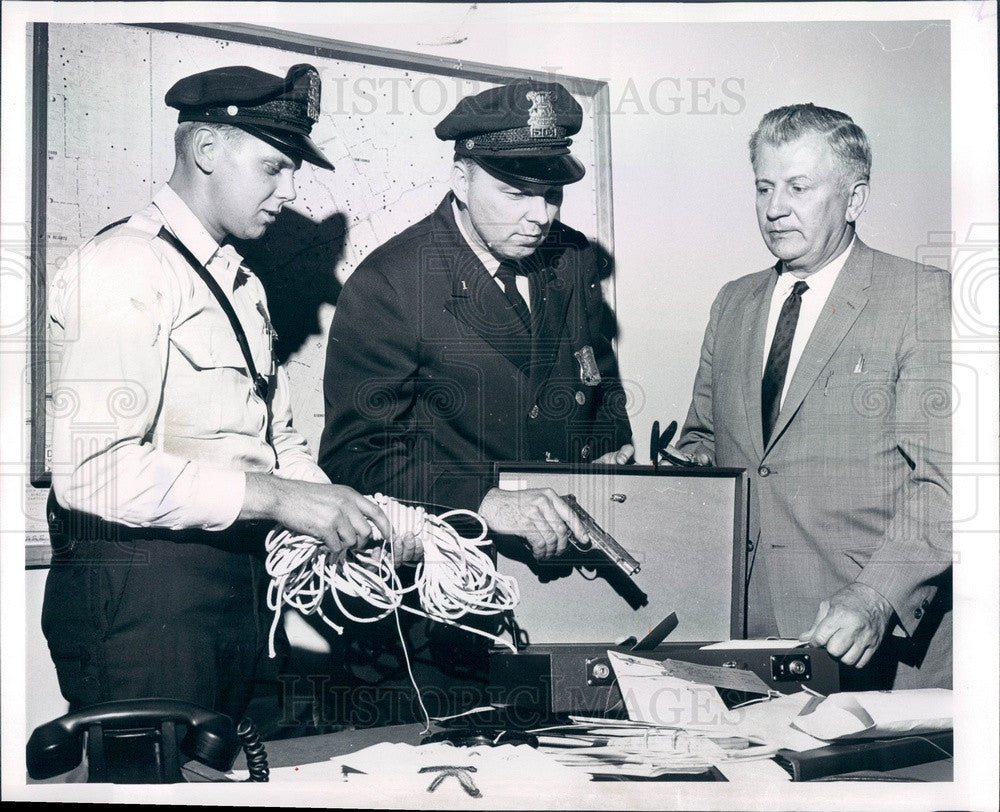 1966 Detroit, Michigan Patrolman Dennis Wojtalewicz, Bank Holdup Press Photo - Historic Images