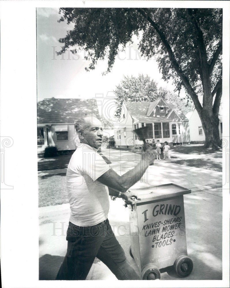 1987 Detroit, Michigan Knife Sharpener Bob DeFranco Press Photo - Historic Images