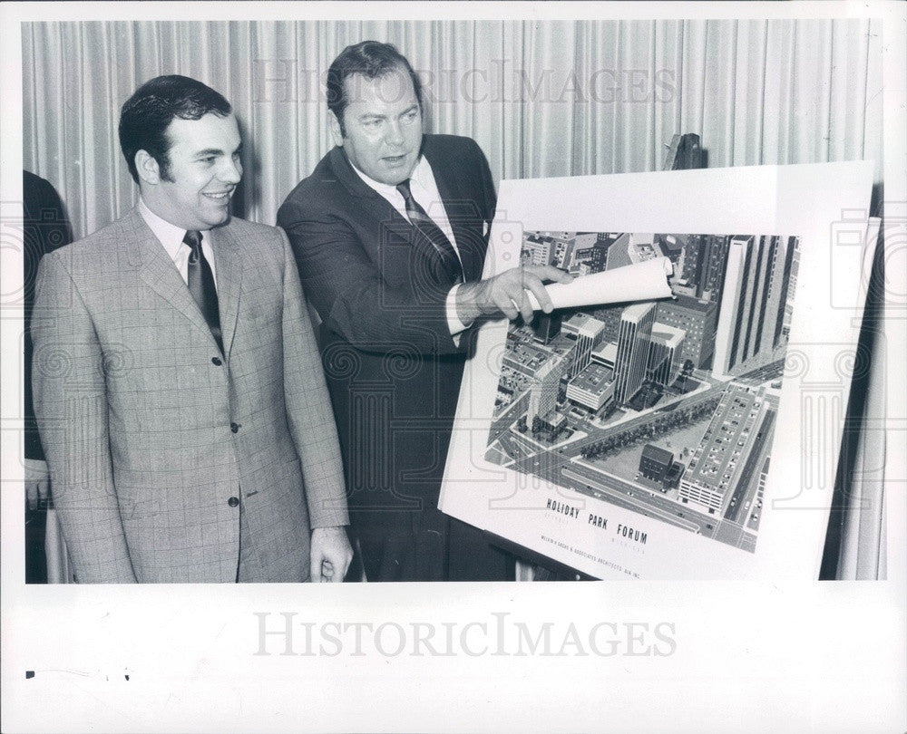 1969 Detroit, Michigan Mayor Cavanaugh &amp; Realtor Bernard Glieberman Press Photo - Historic Images