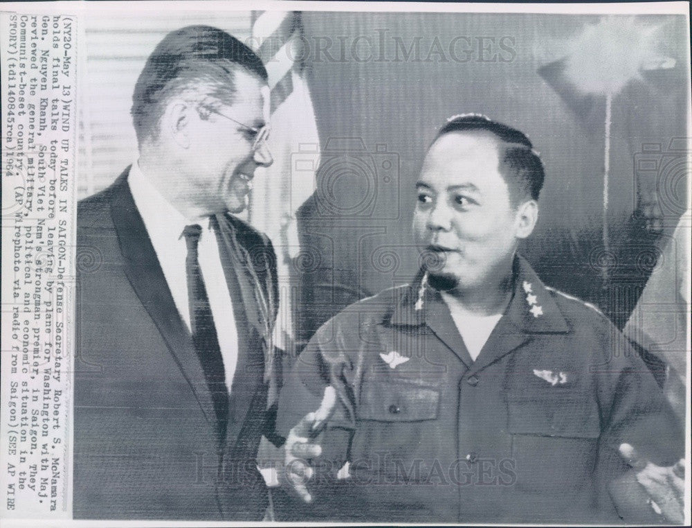 1964 US Defense Secretary McNamara &amp; S Vietnam Premier Khanh Press Photo - Historic Images