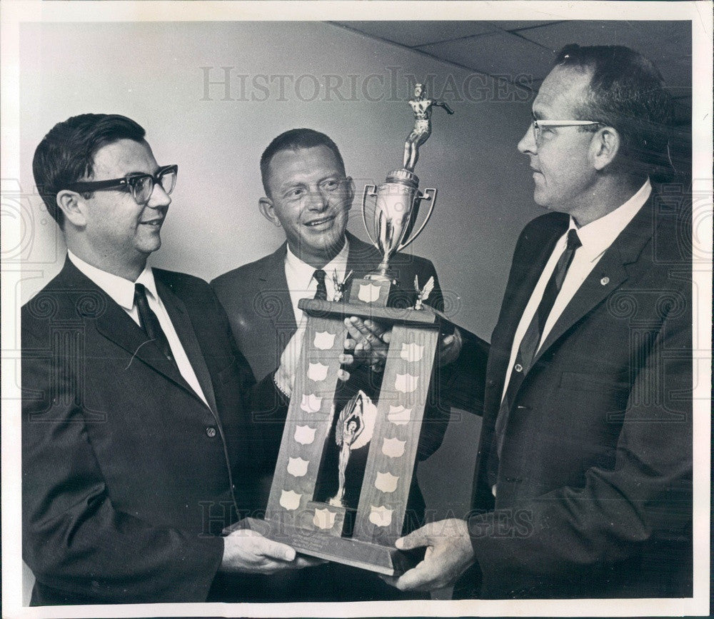 1967 The Denver Post Sports Editor Lee Meade &amp; DU Hilltoppers Press Photo - Historic Images