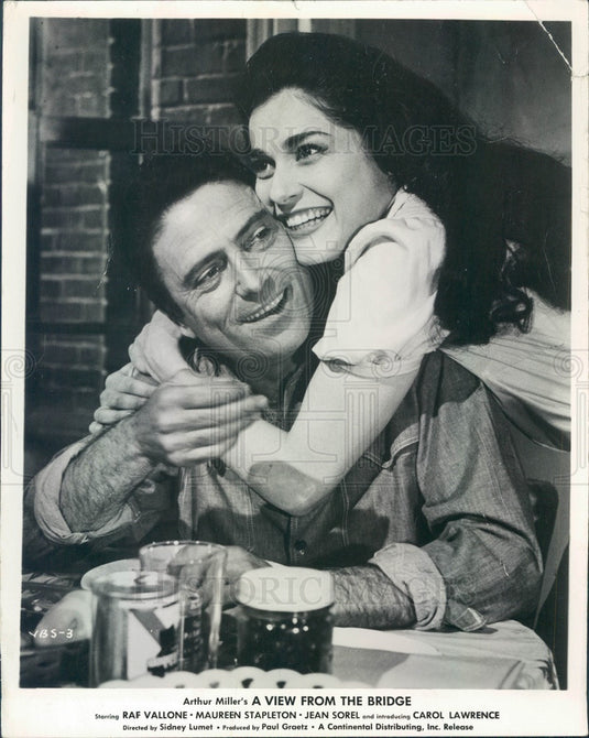 1962 American Hollywood Actors Carol Lawrence & Raf Vallone Press Photo - Historic Images