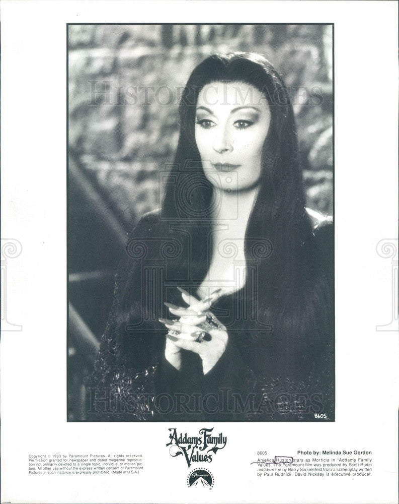 1993 American Actress Anjelica Huston in Addams Family Values Press Photo - Historic Images