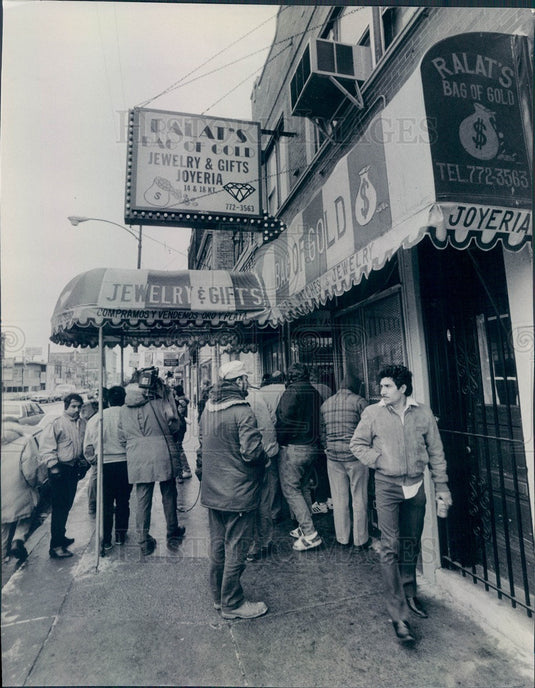 1989 Chicago, Illinois Ralat's Bag of Gold Jewelry Store Robbery Press Photo - Historic Images