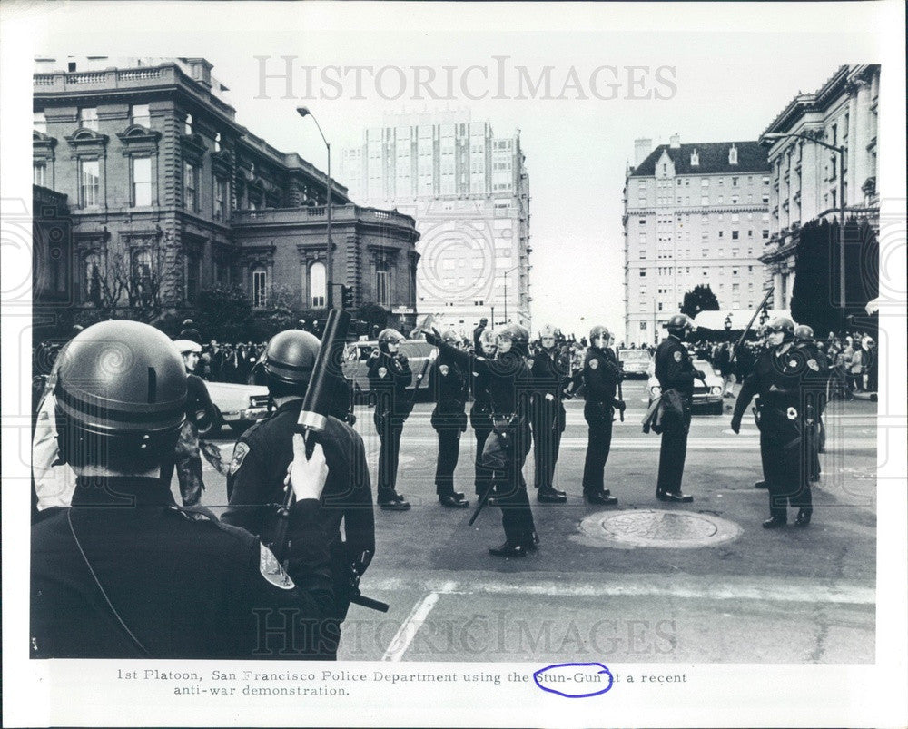 1971 San Francisco, CA PD Using Stun Gun in Anti-War Demonstration Press Photo - Historic Images