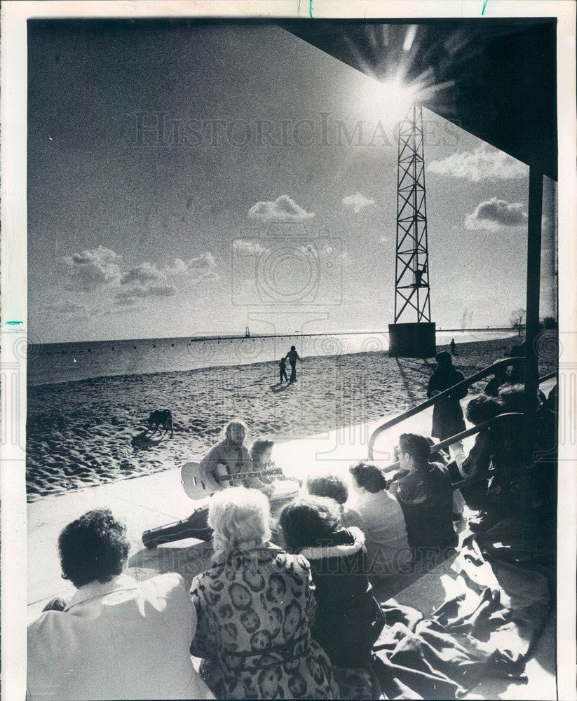 1974 Chicago, Illinois North Avenue Beach Easter Sunrise Service Press Photo - Historic Images