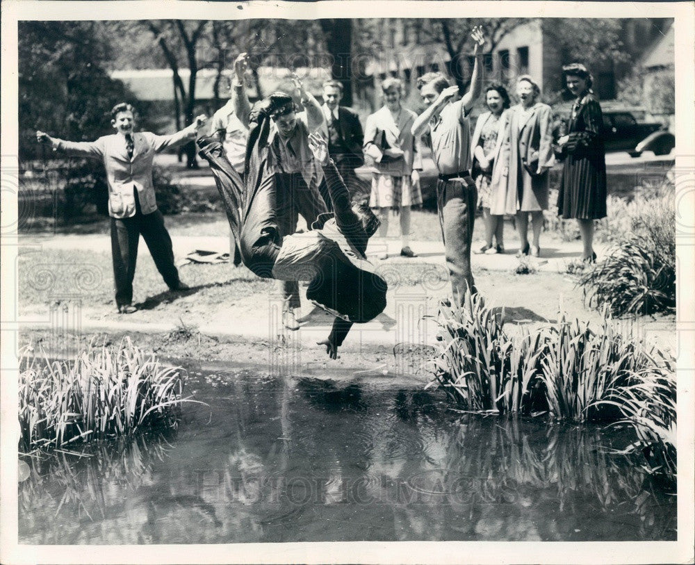 1943 Univ of Chicago Stuart Lloyd Thrown in Botany Pond Press Photo - Historic Images