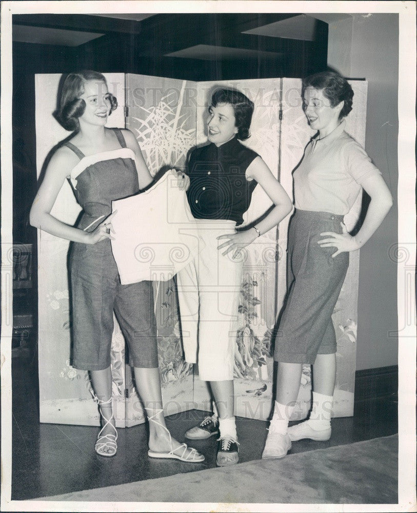 1953 Chicago, Illinois Northwestern Univ Students, No Shorts Allowed Press Photo - Historic Images