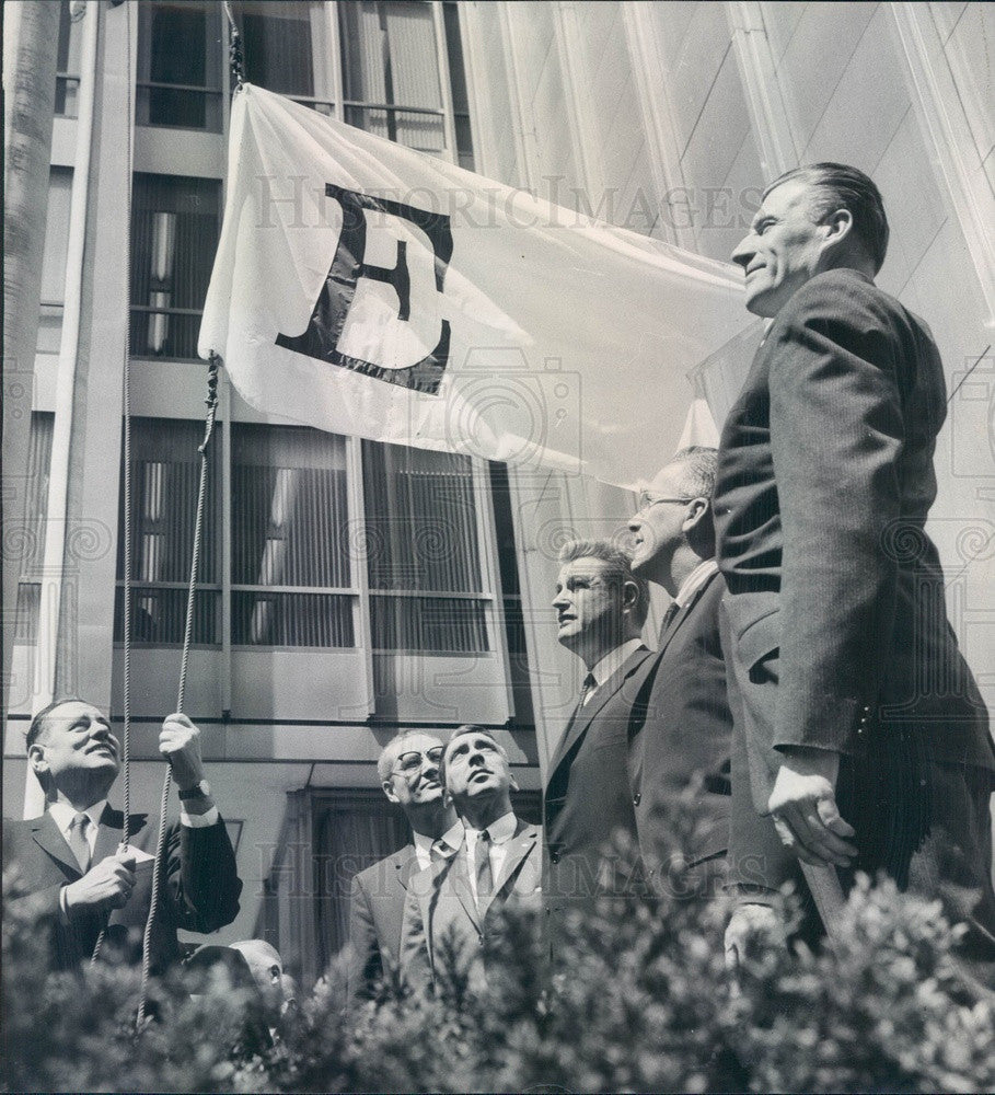 1962 Chicago, Illinois Assn of Commerce E Flag Press Photo - Historic Images