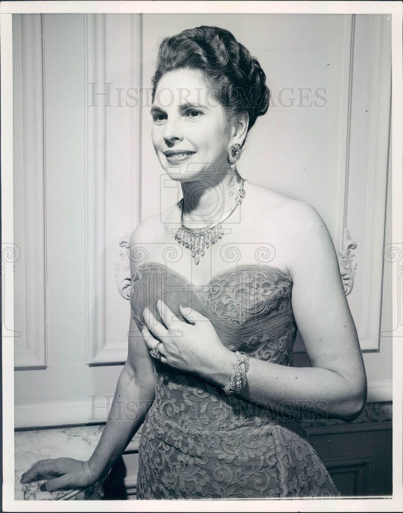 1953 Chicago, IL Mrs. Arthur Wirtz, Wife of Chicago Bulls Owner Press Photo - Historic Images
