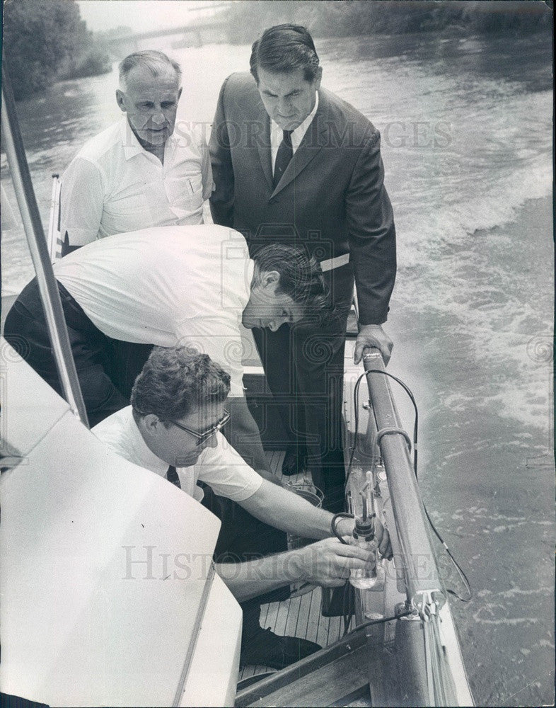 1967 Chicago, Illinois Sanitary Water Board Samples Chicago River Press Photo - Historic Images