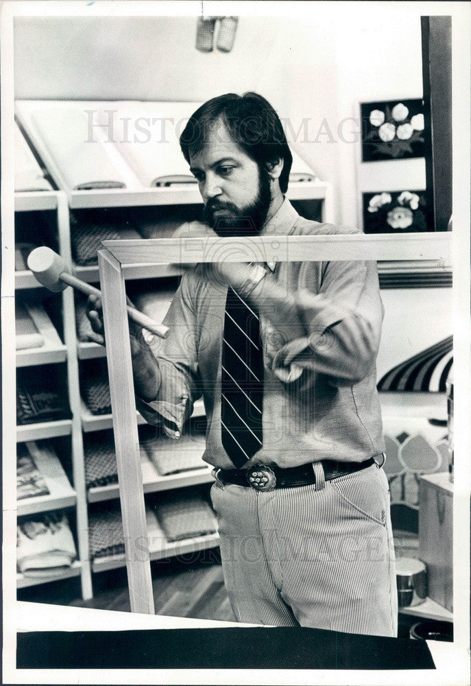 1978 Chicago, IL Mike Lynch of Domus Store Makes Fabric Wall Hanging Press Photo - Historic Images