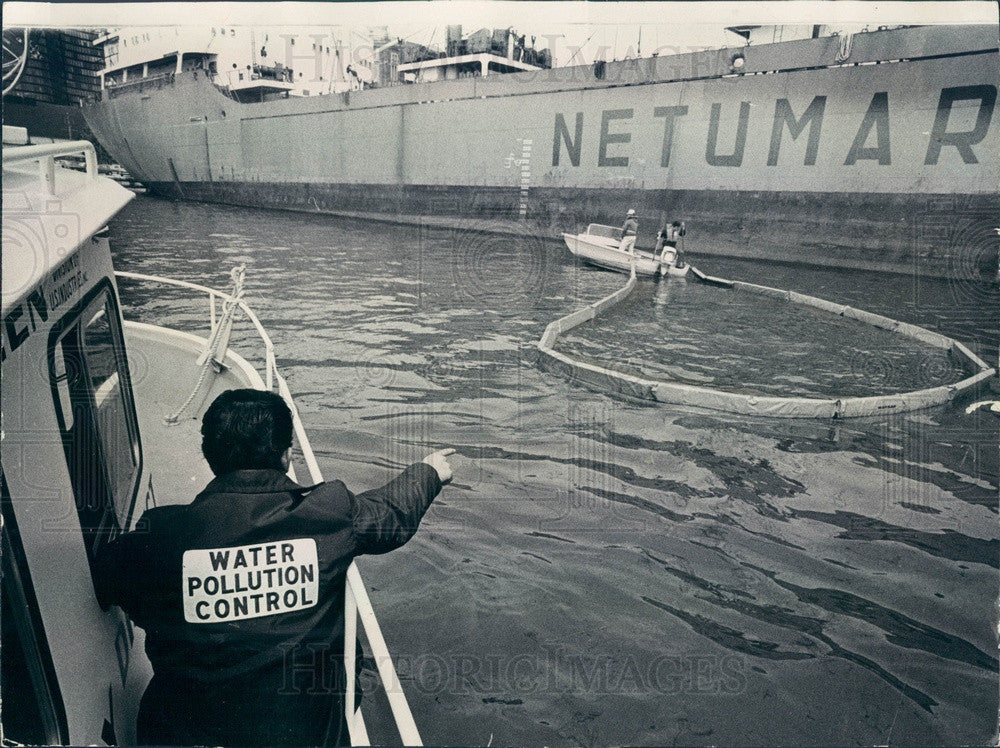 1970 Chicago, IL Navy Pier Oil Slick, Floating Booms Skims Surface Press Photo - Historic Images