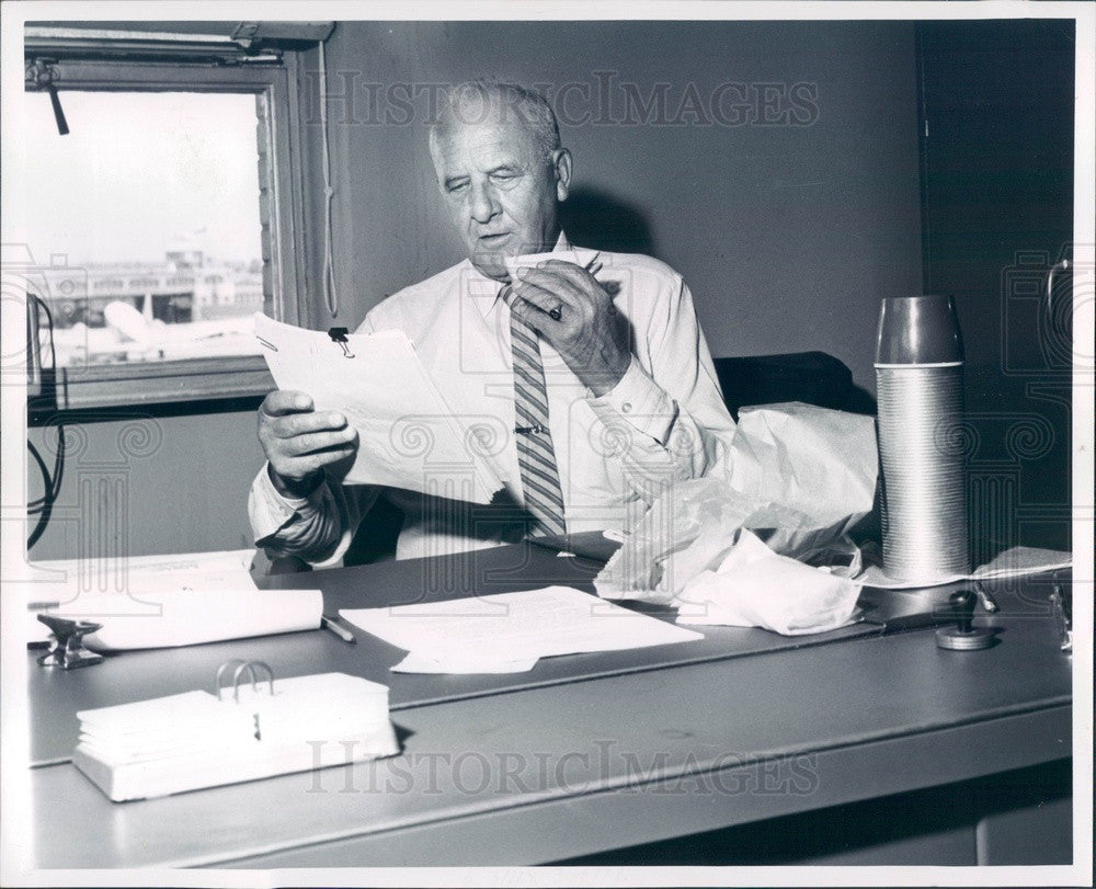 1962 Detroit, Michigan Weatherman Wilfred Oak Press Photo - Historic Images