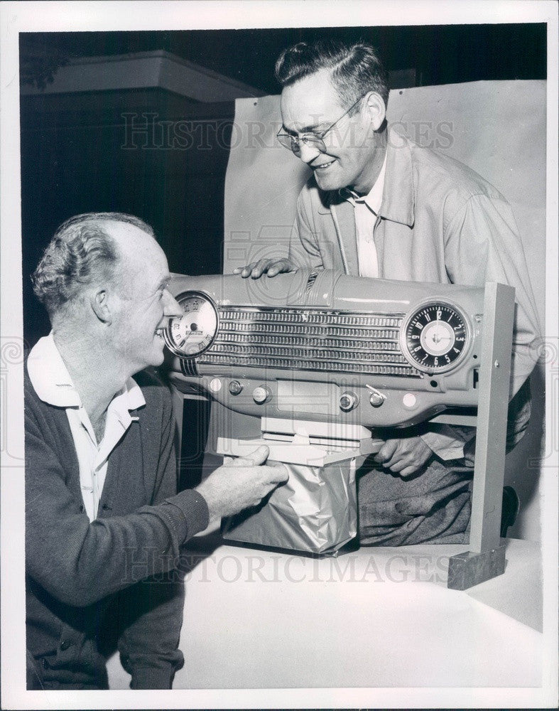1957 El Cajon, CA Auto Dashboard Litter Bag Inventors Press Photo - Historic Images
