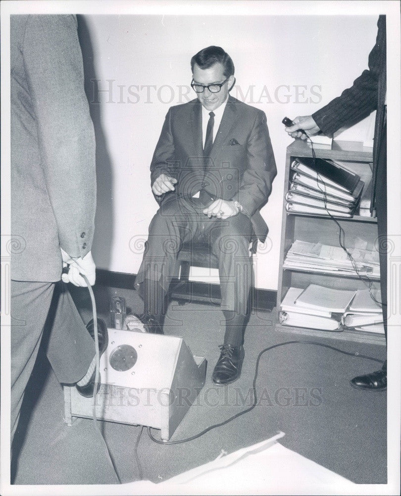 1967 Detroit, MI News Reporter Dick Ryan Takes Drunk Driver Test Press Photo - Historic Images