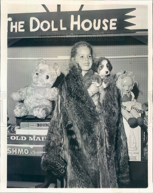 1963 Chicago, IL Anti-Cruelty Society Rummage Sale, Laurie Barron Press Photo - Historic Images