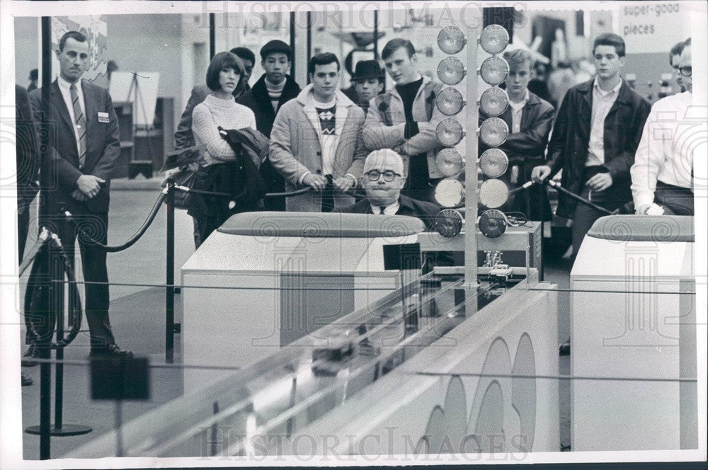 1968 Detroit, Michigan Auto Show, Reporter John Gill, Racing Game Press Photo - Historic Images