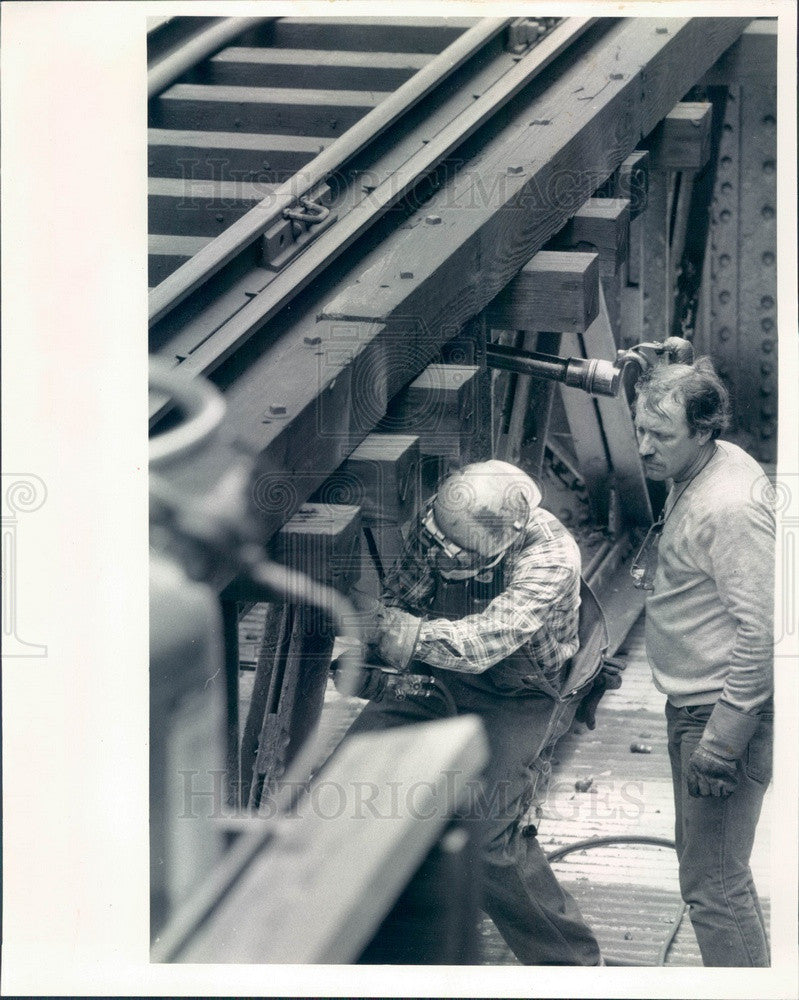 1986 Chicago, IL CTA Ironworker Removes Lead Dust on Loop L Track Press Photo - Historic Images