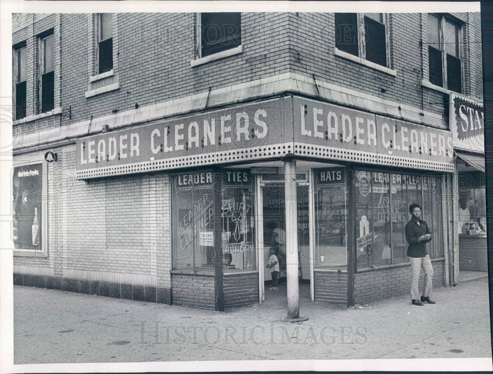 1971 Chicago, Illinois Leader Cleaners Press Photo - Historic Images
