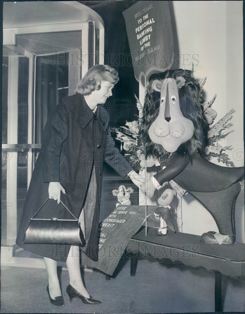 1960 Chicago, Illinois Harrison Bank Mascot Hubert &amp; Donna Stone Press Photo - Historic Images