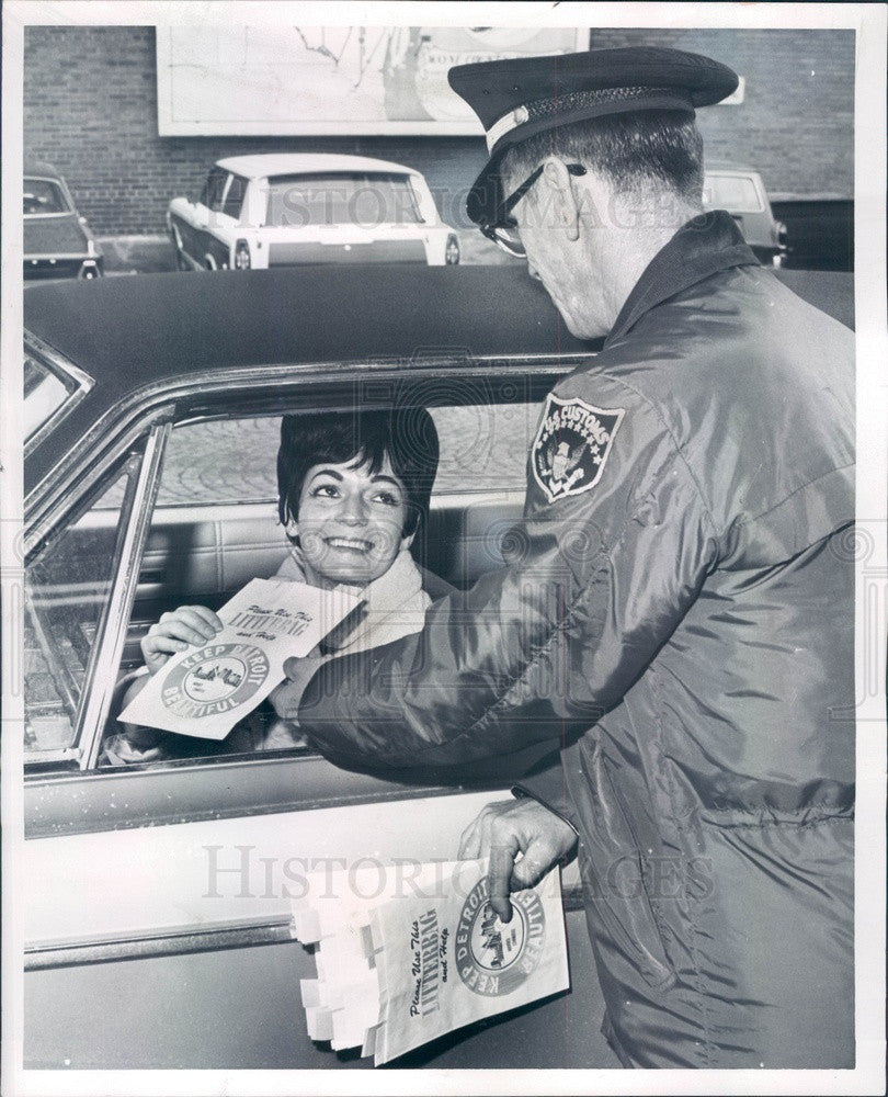 1967 Detroit, Michigan Customs Inspector Dudley Carson Press Photo - Historic Images