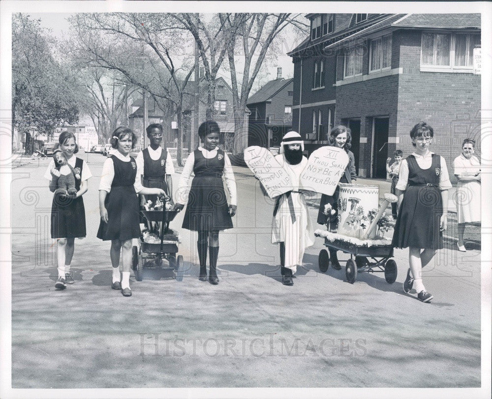 1965 Detroit, Michigan Cleanup Week at St Anthony School Press Photo - Historic Images
