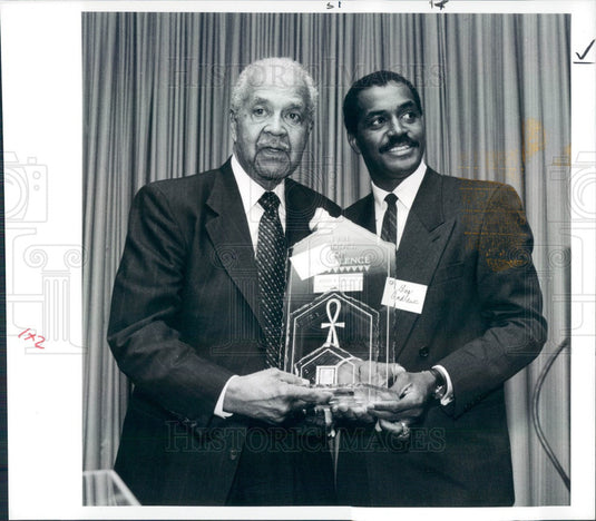 1991 Chicago, IL Colgate VP Greg Andrews & Scientist Austin Curtis Press Photo - Historic Images
