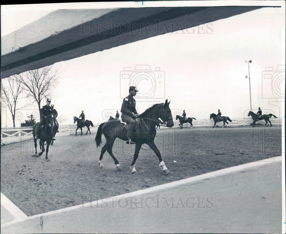 1974 Chicago, Illinois Mounted Police Patrol Press Photo - Historic Images