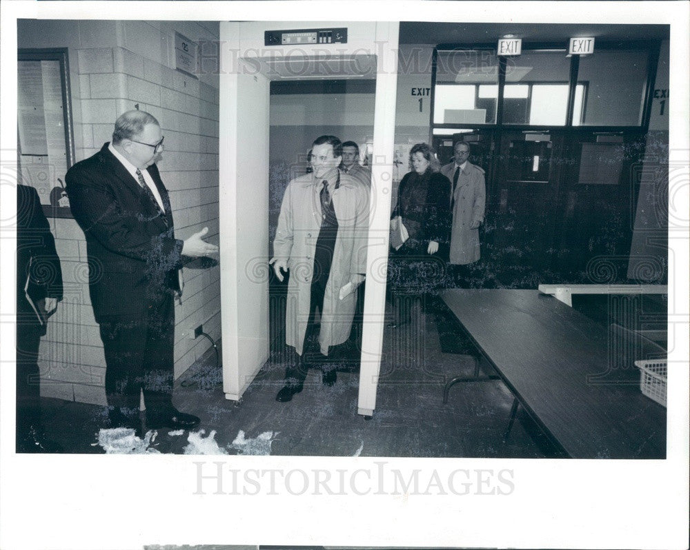 1993 Chicago, IL Prosser High School Metal Detector, Mayor Daley Press Photo - Historic Images