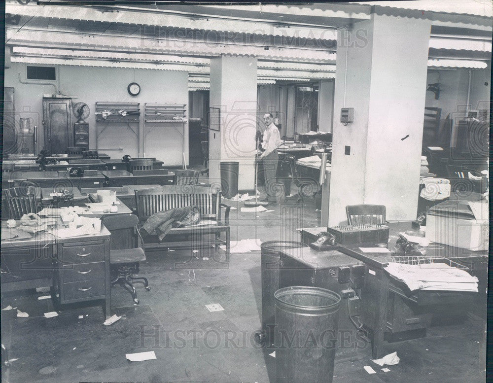 1957 Chicago, Illinois Sun-Times Old Building Editorial Room Press Photo - Historic Images