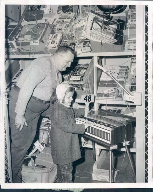 1961 Chicago, Illinois Post Office Auction, Unclaimed Items Press Photo - Historic Images