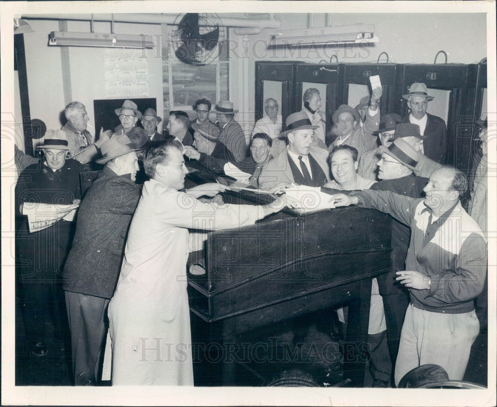 1959 Chicago, IL Potato Brokers & Buyers Deal at Telephone Center Press Photo - Historic Images