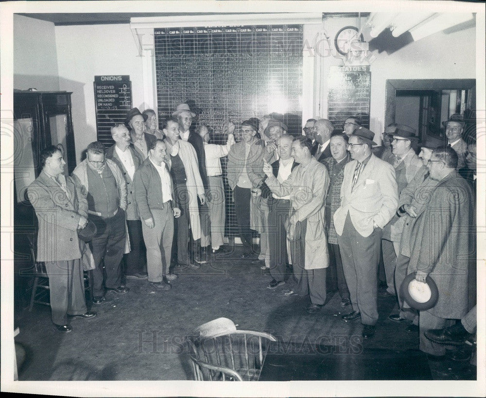 1959 Chicago, Illinois North Western Railway Dealers&#39; Room Press Photo - Historic Images