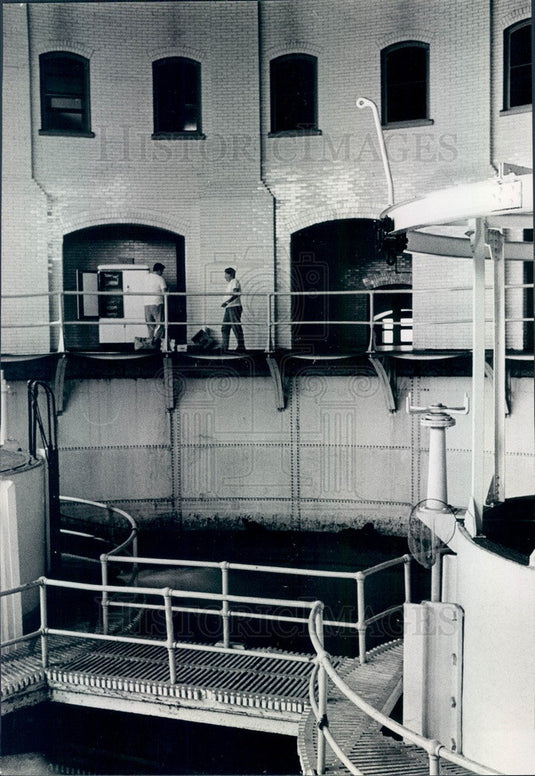 1968 Chicago, IL Life on a Water Crib, Men Unload Machinery Parts Press Photo - Historic Images