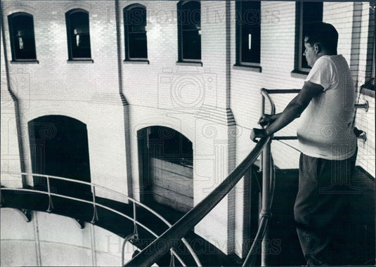 1968 Chicago, IL Life on a Water Crib, Perkins Watching Machinery Press Photo - Historic Images