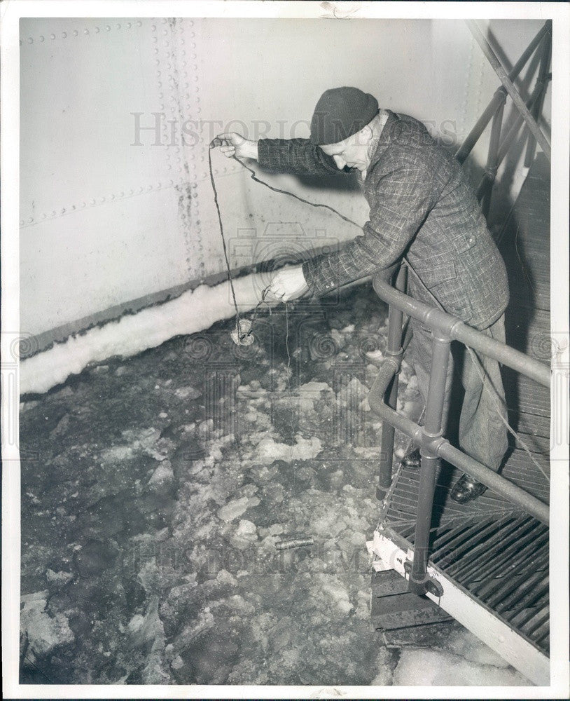 1958 Chicago, Illinois Wilson Ave Water Crib Keeper Richard Butka Press Photo - Historic Images