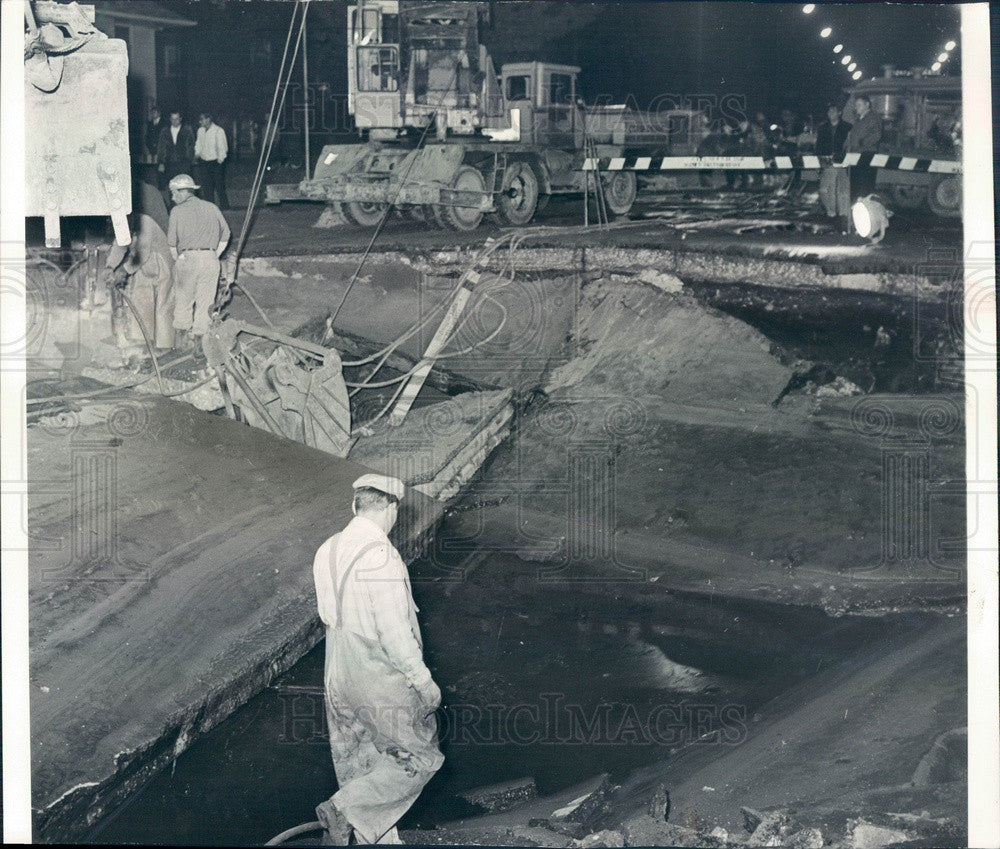1966 Chicago, Illinois 95th St Cave-In From Broken Water Main Press Photo - Historic Images