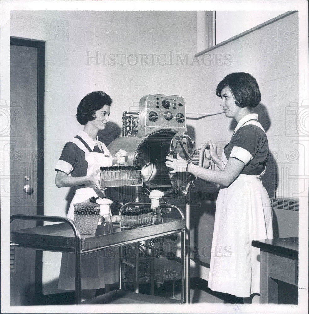 1965 Livonia, Michigan Madonna College Lab Press Photo - Historic Images