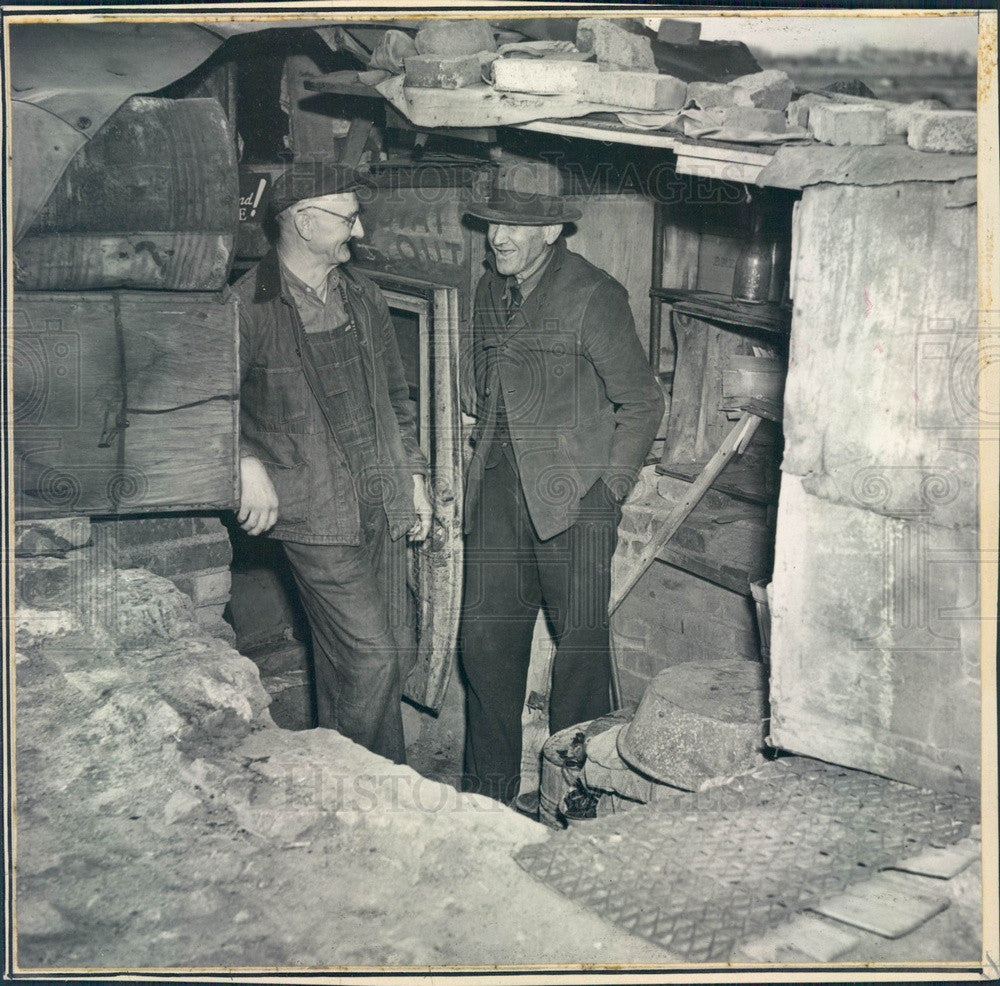 1938 Colorado Gophertown Residents, People Living Underground Press Photo - Historic Images