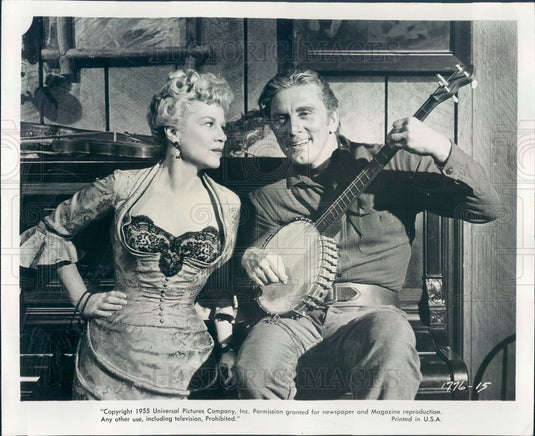 1955 American Hollywood Actors Kirk Douglas & Clarie Trevor Press Photo - Historic Images