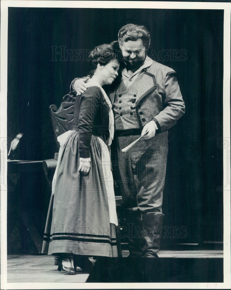 1981 Chicago, IL Lyric Opera Paul Plishka & Elizabeth Hynes Press Photo - Historic Images