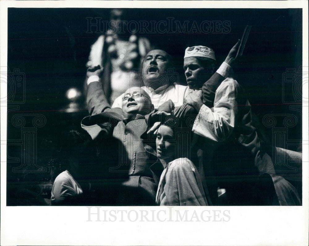 1987 Chicago, IL Lyric Opera Douglas Perry as Gandhi in Satyagraha Press Photo - Historic Images