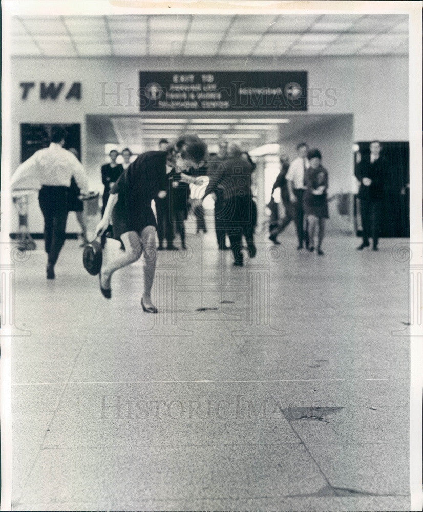 1970 Chicago, Illinois Shrove Tuesday Pancake Race at O'Hare Airport Press Photo - Historic Images
