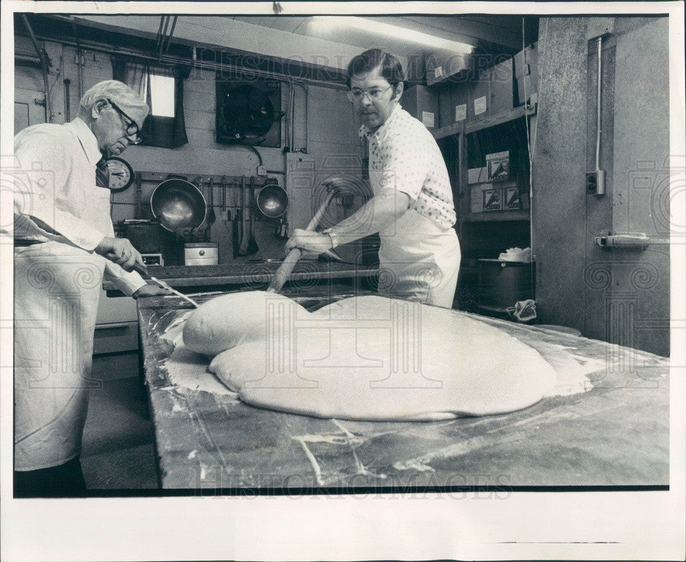 1975 Homewood, Illinois Mitchell&#39;s Ice Cream &amp; Candy Shop Press Photo - Historic Images