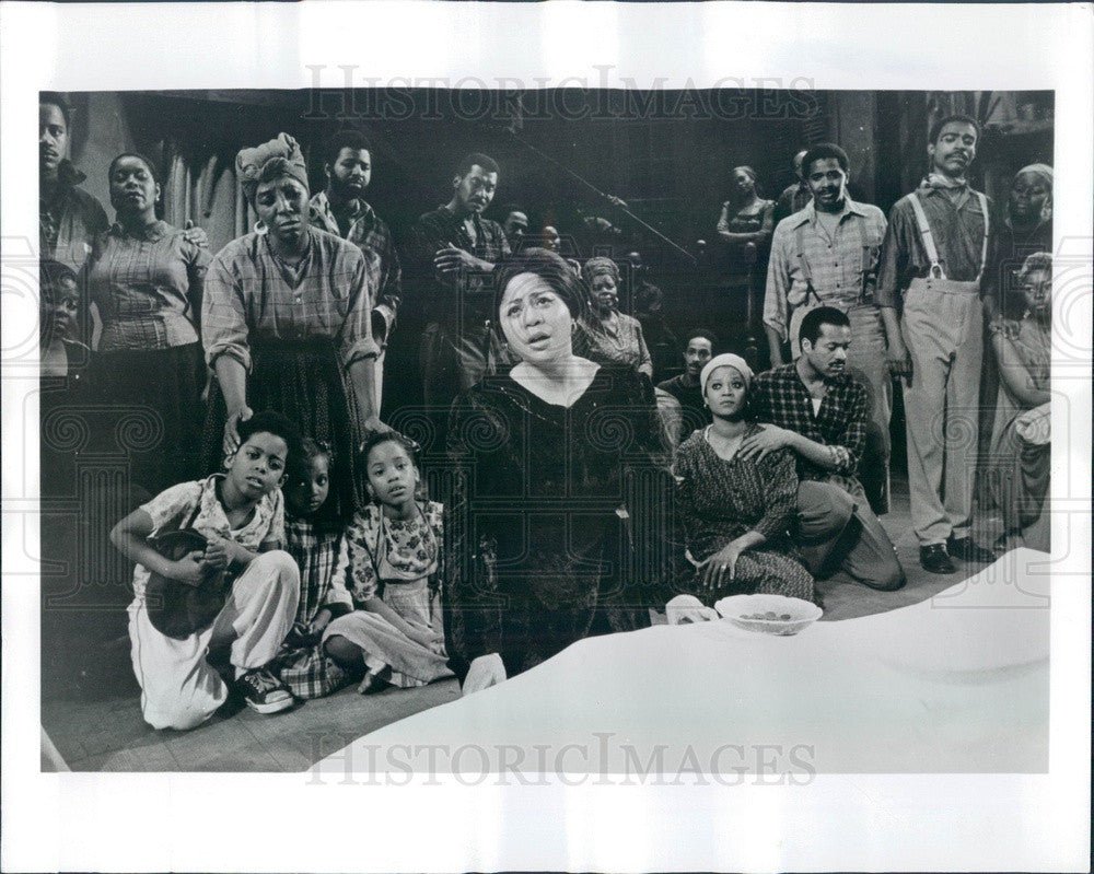 1977 Chicago, Illinois Opera Wilma Shakesnider &amp; Cast Press Photo - Historic Images
